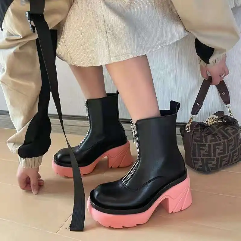 

Женские ботинки на толстой подошве с круглым носком, мотоциклетные осенне-зимние элегантные черные новые трендовые модные элегантные женс...