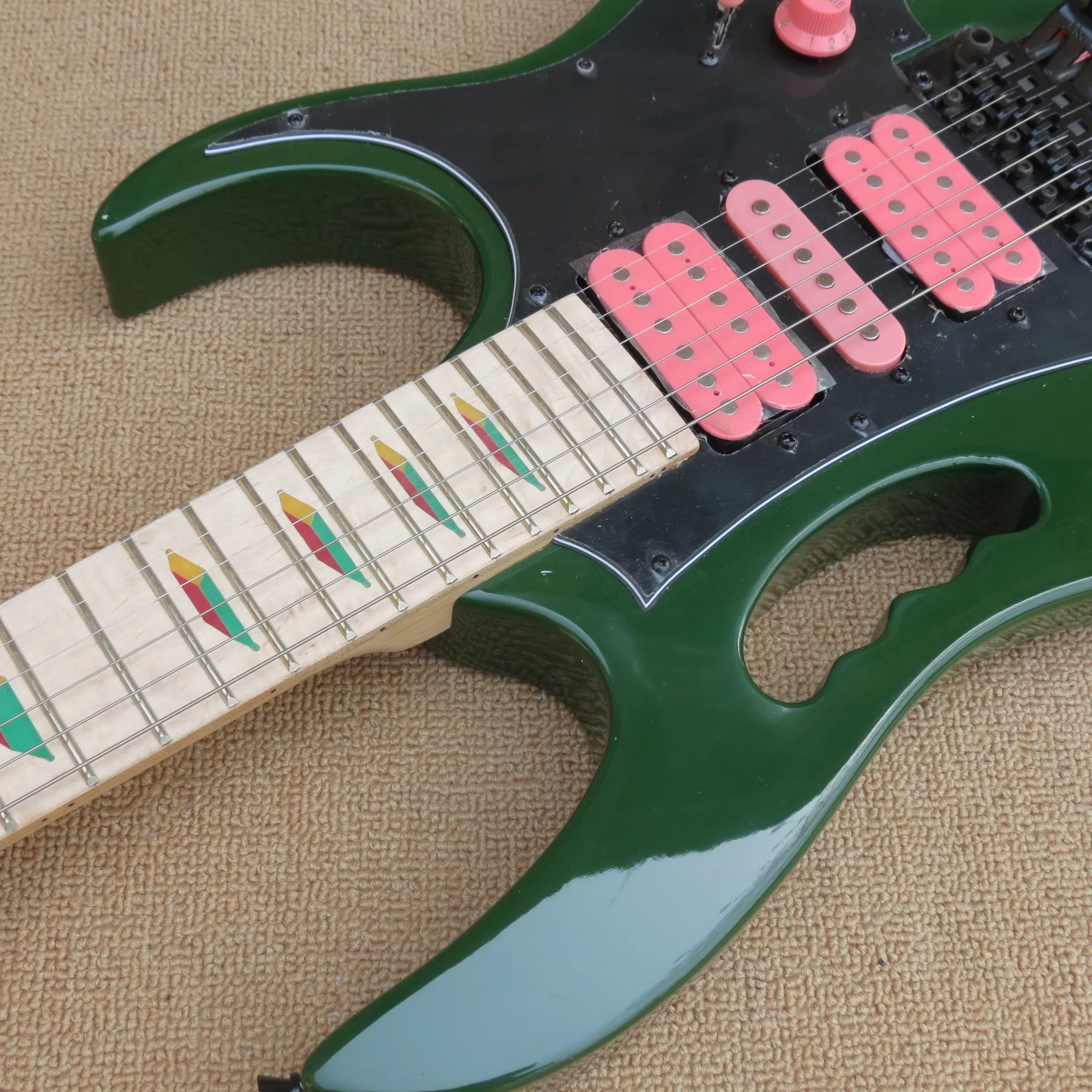 Изготовленная на заказ армейская зеленая гитара с ручкой обезьяны и Львиной