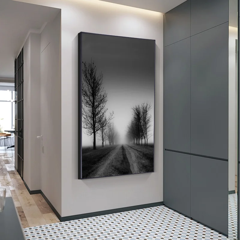 Простая современная нордическая черно-белая фотография леса, дока и зданий с порогом для украшения - печать плаката.