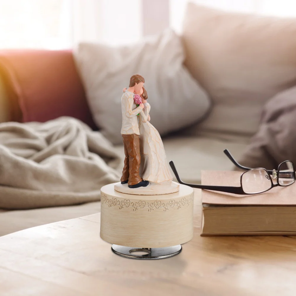 

1pc Wedding Box Couple Sculpture Wooden Melody Box Desktop Decoration