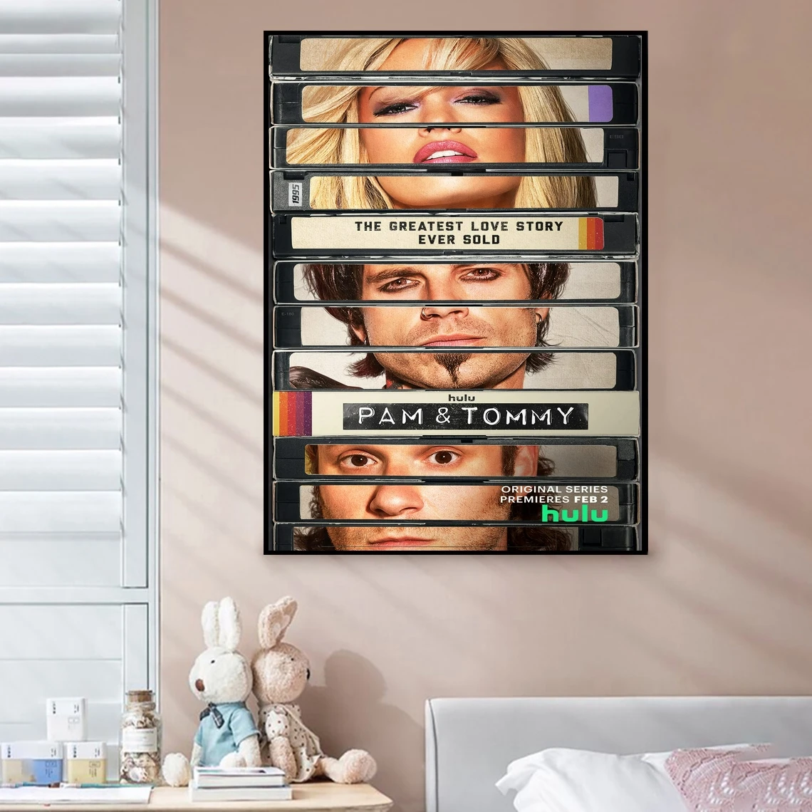 Сет роген Себастьян Стэн и Лилия Джеймс в пам Томми (2022) постер из фильма домашний