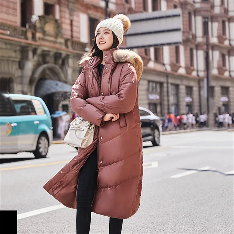 Женский длинный пуховик с натуральным мехом енота теплый толстый на белом утином