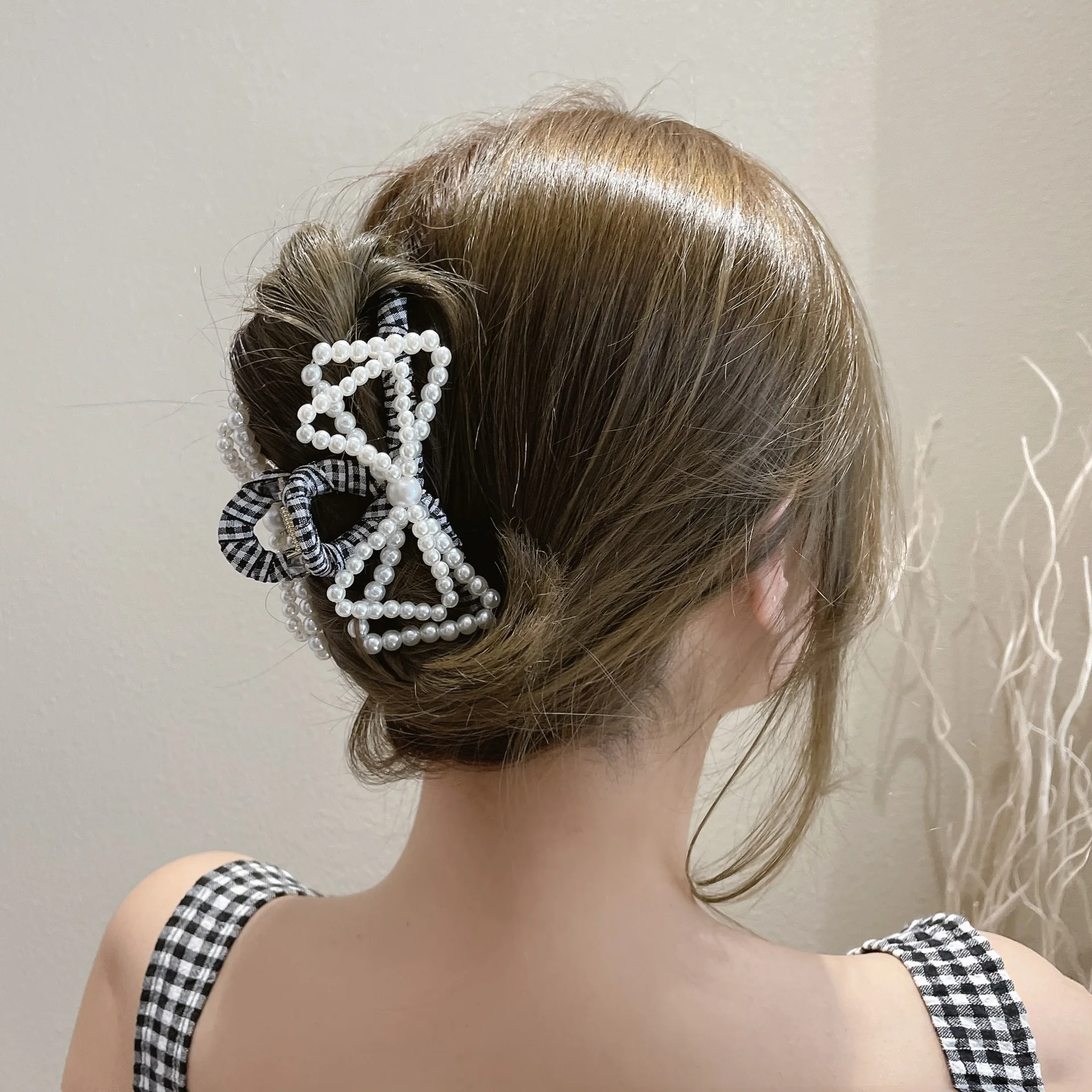 

South Korea's Dongdaemun New Pearl Bow Grip Clip Simple Temperament Double Bow Pearl Fabric Winding Clip