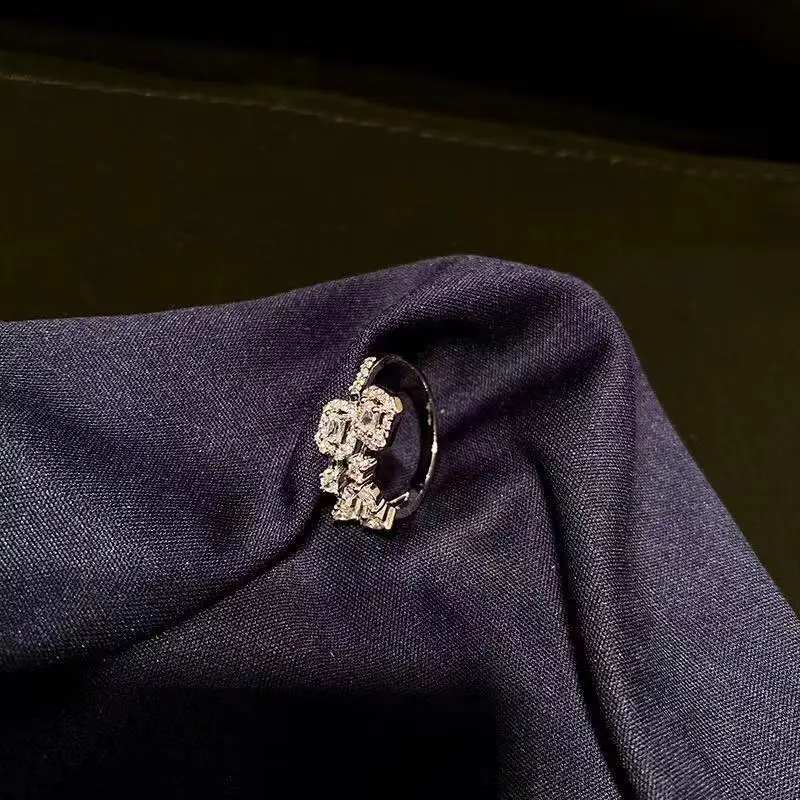 Женское кольцо с фианитом Be 8 цвета белого золота прозрачным кубическим