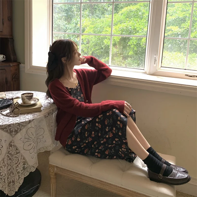 

Retro Elegant Floral Suspender Dress Women + Solid Color Loose-Fitting Versatile Knitted Cardigan Coat Two-Piece Suit