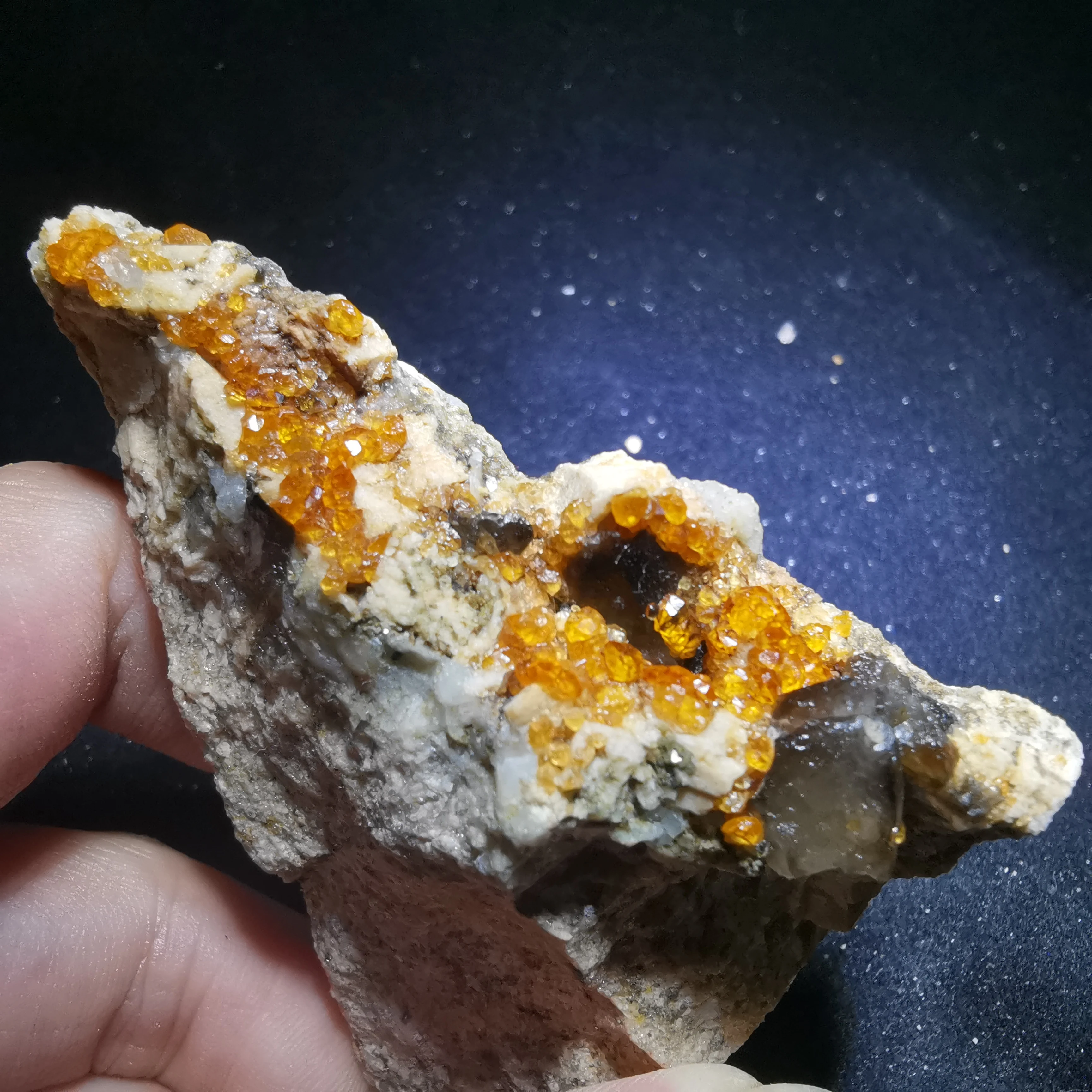 82 8 г. Редкий натуральный гранат Хрустальный шестиугольный вафдспар слюда