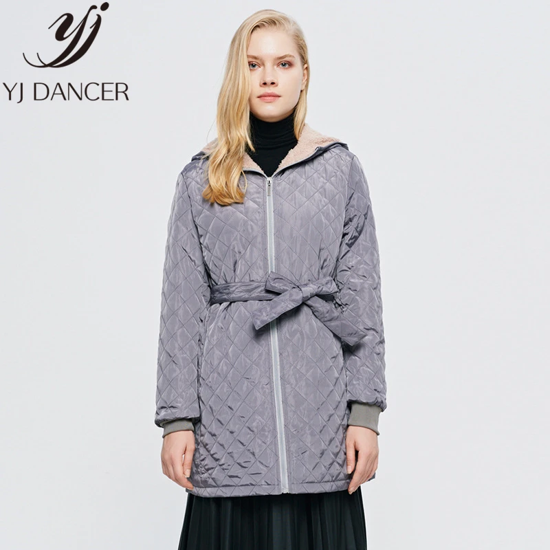 Женская куртка с капюшоном зимняя легкая утепленная длинными рукавами