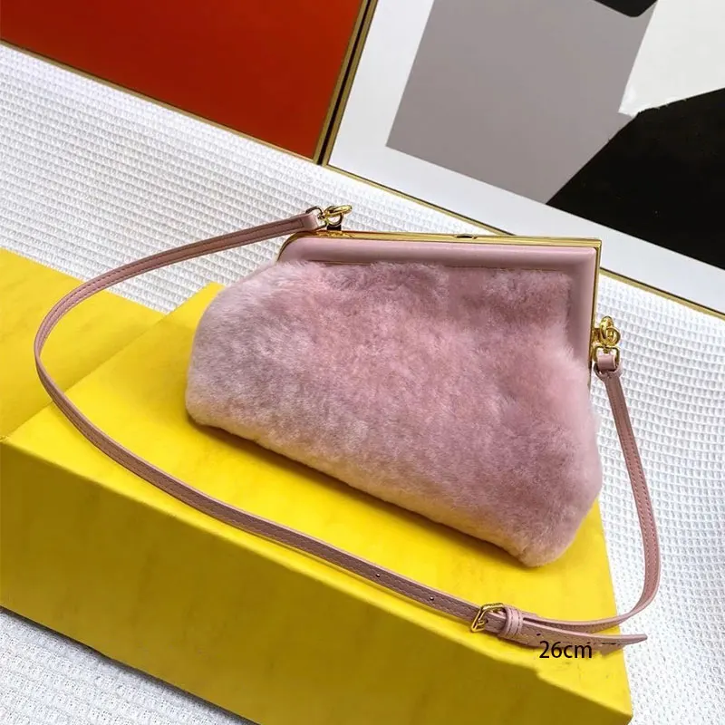 

Сумка через плечо в новом дизайне, первая сумка из кроличьего меха, Зимний новый женский клатч для вечеринки, облачная сумка, сумка с зажимом