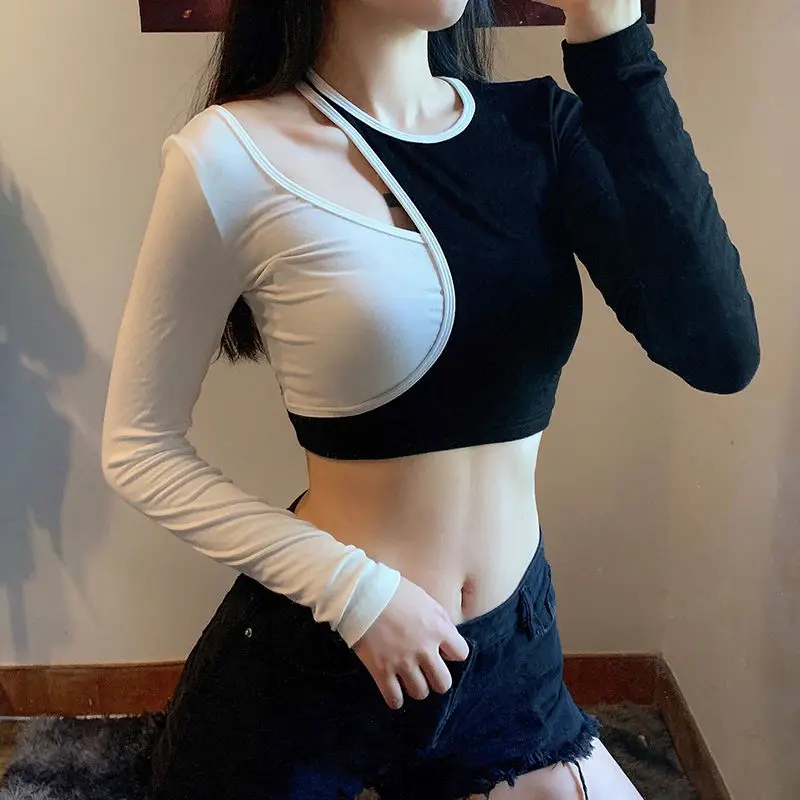 

Новинка Весна-Осень Женская Корейская черно-белая футболка из двух частей контрастных цветов милый универсальный короткий топ с вырезами ...