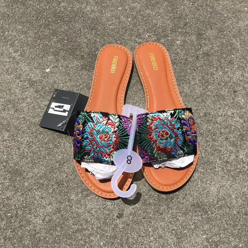 

Fashion women shoes ethnic style retro art style embroidered comfortable 2020 beach women slippers comfortable casual sandals