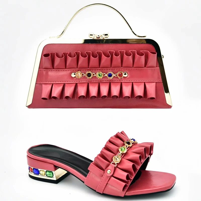 Новейший дизайн Комплект из женских туфель и сумочки Украшенные стразами