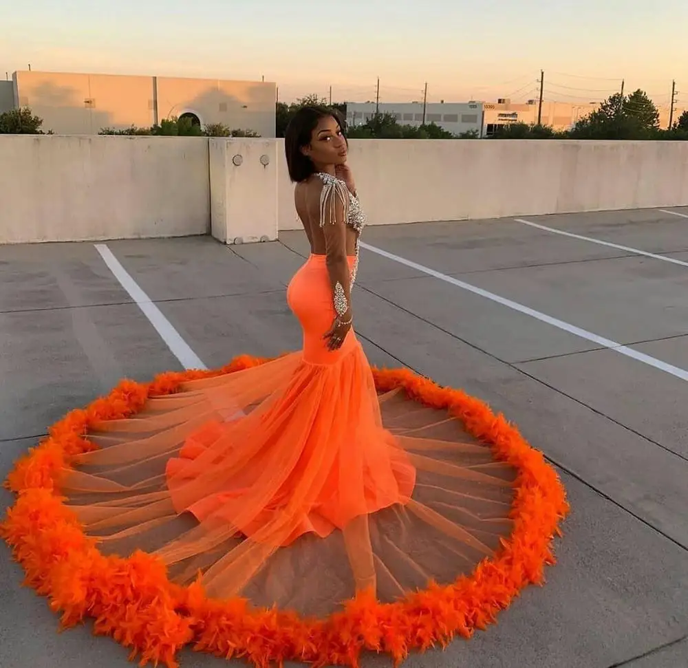 Verkaufen Orange Meerjungfrau Abendkleider Kristall Perlen Top Feder Sweep Zug Prom Kleid Sexy Backless Schwarz Mädchen Pageant Tragen Robe