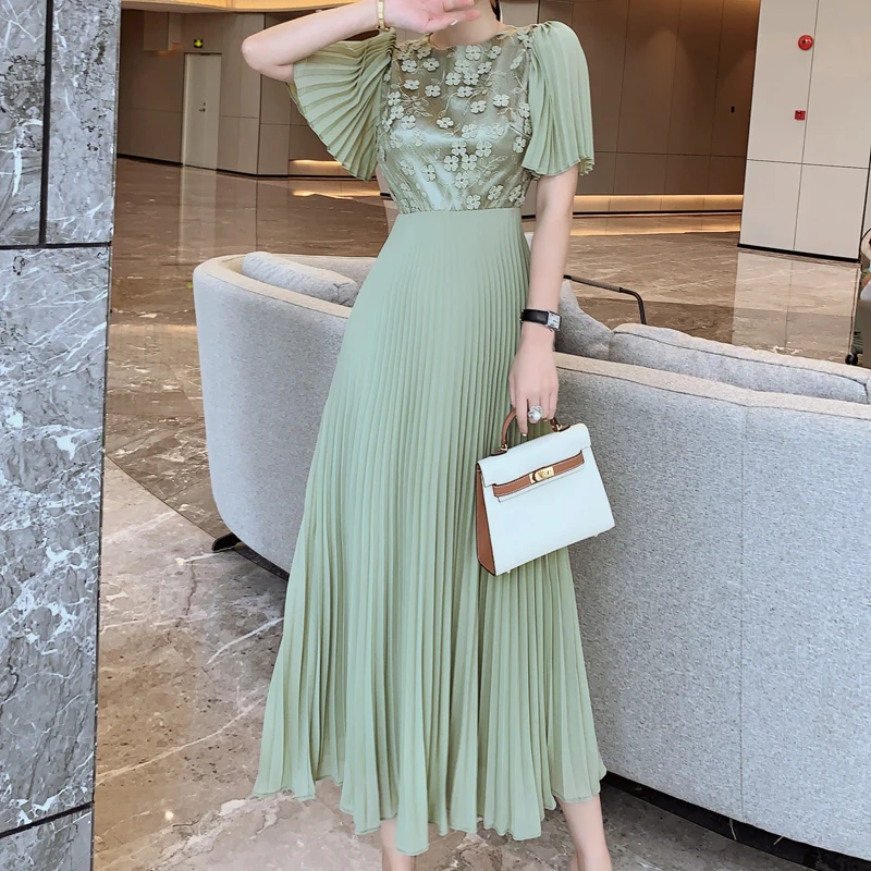 

2021 Summer New Style Retro Ethnic Embroidery Flowers Self-Cultivation Temperament Pleated Mid-Length Dress High Quality