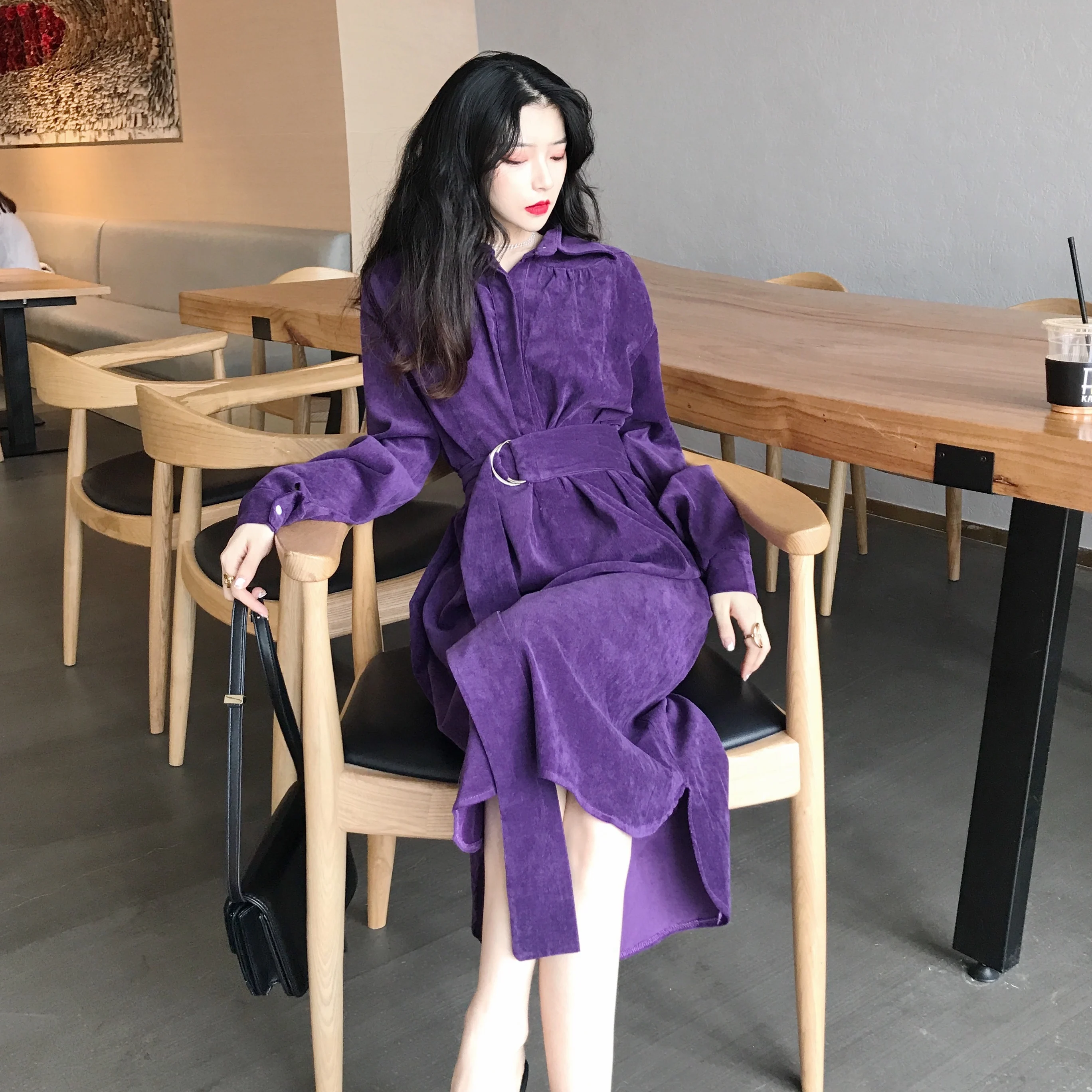 Женское вельветовое платье с поясом однотонное длинное трапециевидной формы