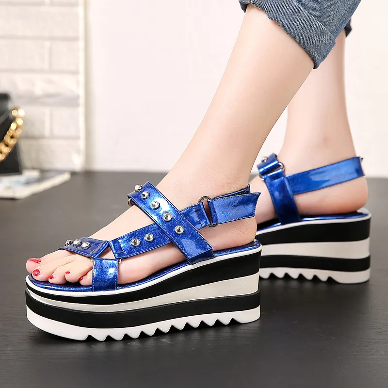 Женские босоножки на платформе с заклепками и шипами обувь танкетке для