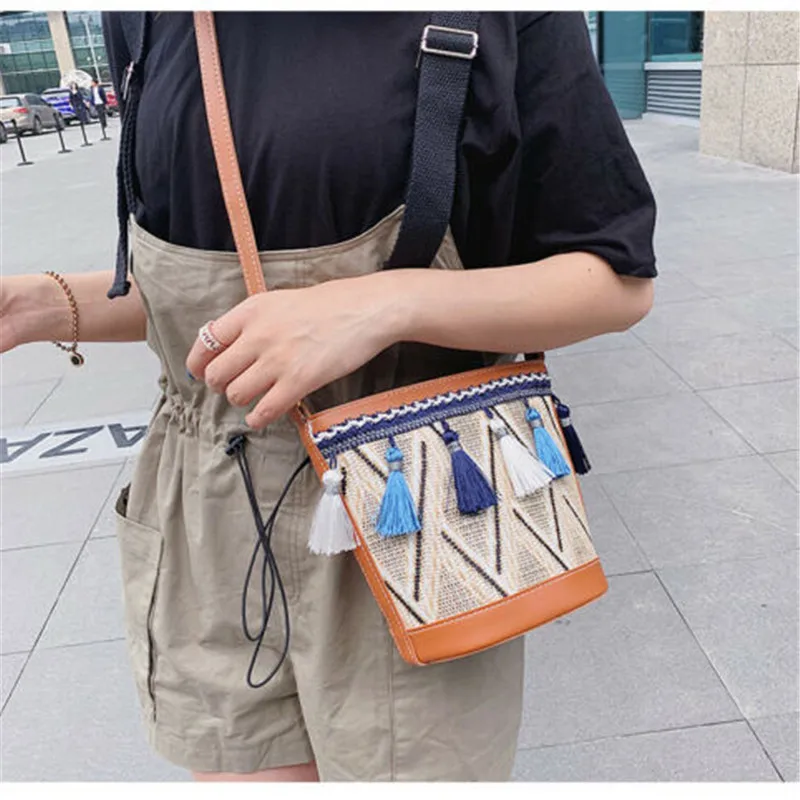 Винтажная Женская плетеная сумка на плечо с кисточками клетчатая через принтом