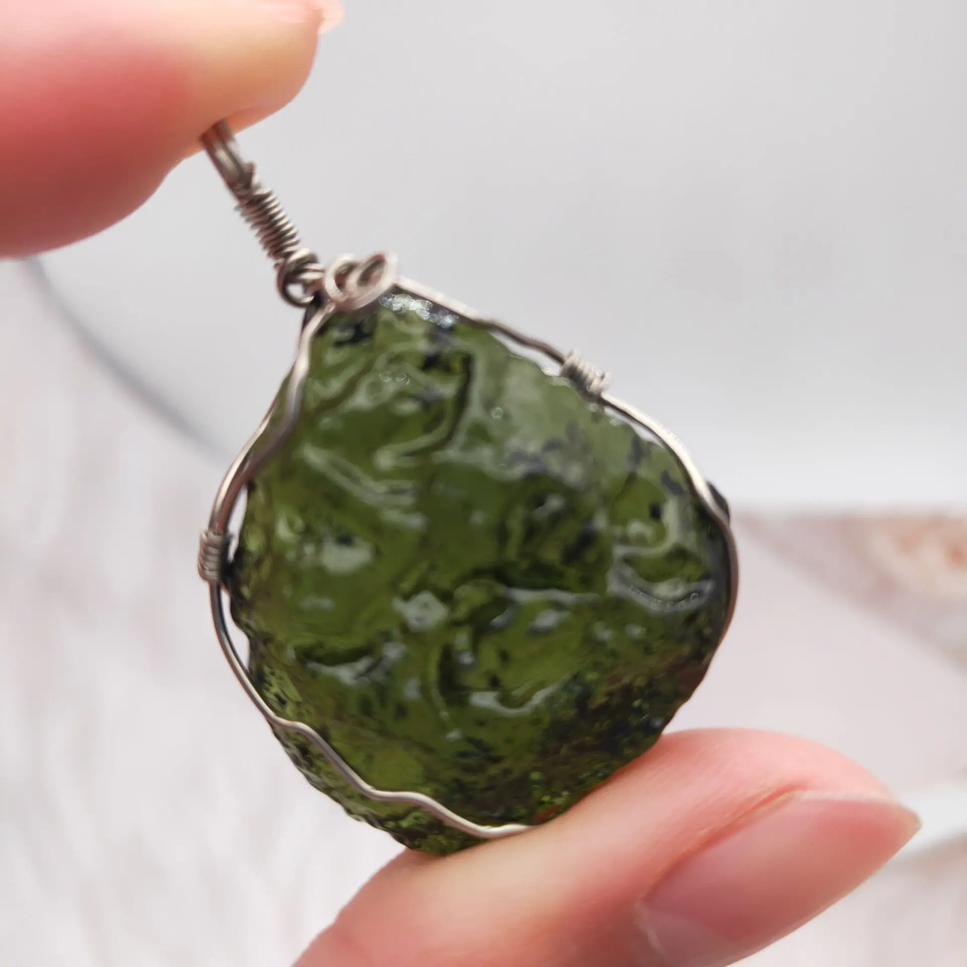 

1 шт. натуральный кристалл зеленый драгоценный камень форма метеорита стеклянный кулон камень