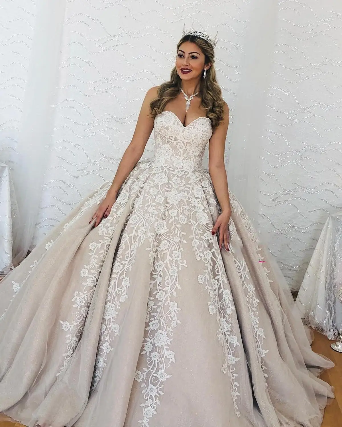 

Princess Ball Gown Wedding Dresses Sweetheart Lace Appliqued Country Wedding Dress Sweep Train Vintage Bridal Gowns