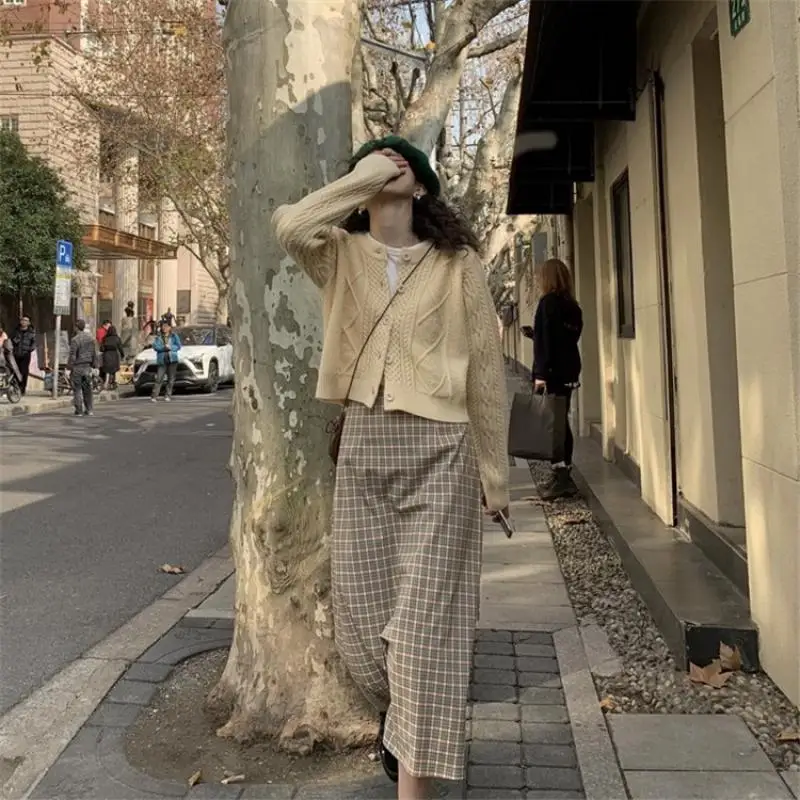 

Short sweater jacket women 2021 spring and autumn lazy twist knit cardigan loose round neck long sleeve outer sweater women