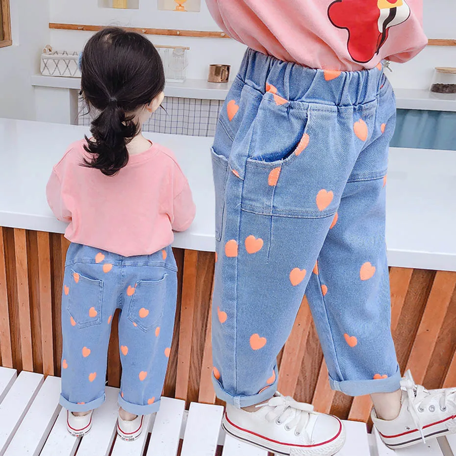 Джинсы с сердечком для девочек детские джинсы повседневные стильные малышей