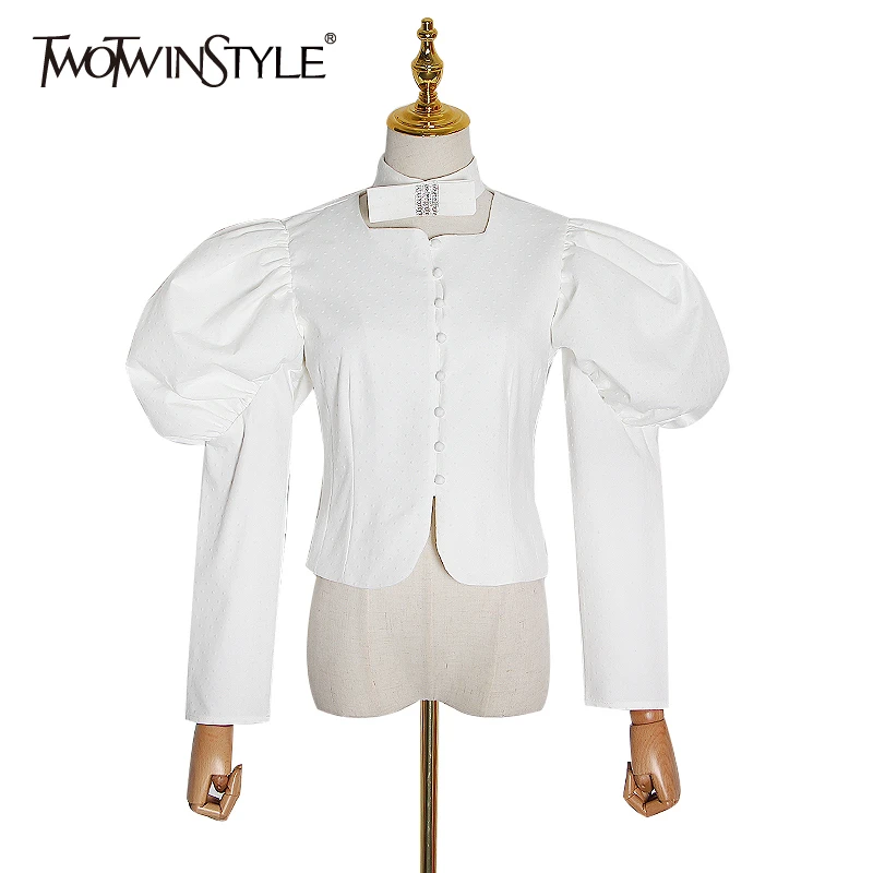 Женская блузка в горошек TWOTWINSTYLE белая с квадратным вырезом длинными рукавами