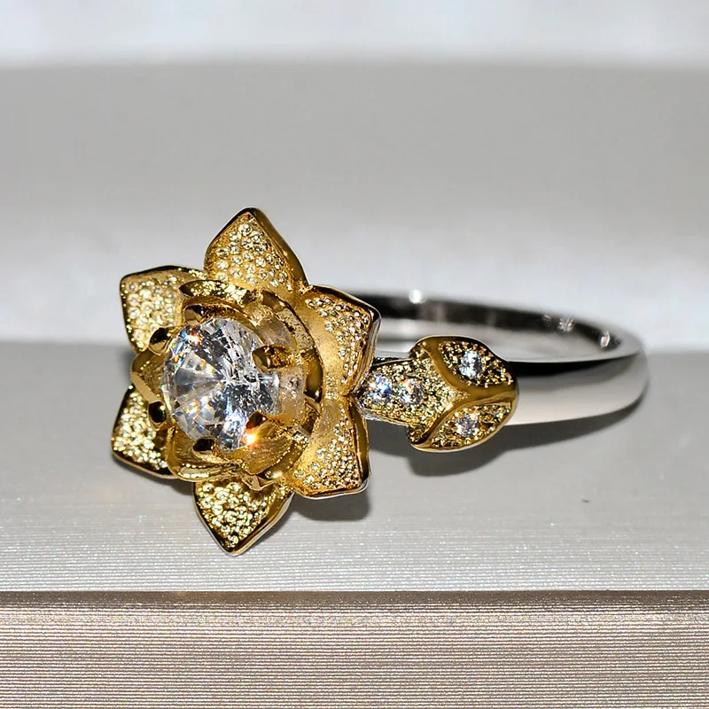 

The classic Golden Lotus Ring in Europe and America is a luxurious Royal women's jewelry banquet/party gift for grand occasions