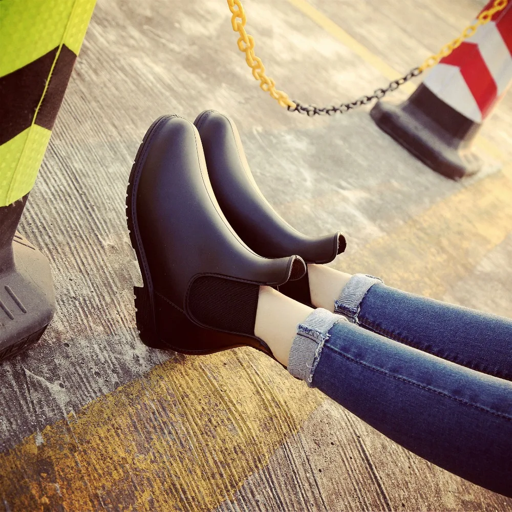 

2019 spring and autumn new short tube fashion low heel women's boots low to help round head cover thick with a single boot