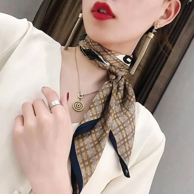 Печатный официант в отеле стюардессы носовой платок кольца женский шарф