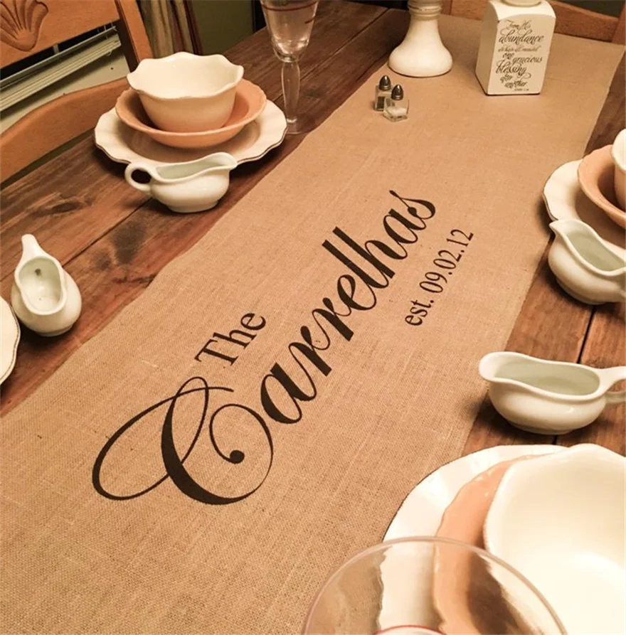 

Индивидуальная настольная дорожка с именем известной лилии, деревенская Свадебная мешковиная настольная дорожка, подарок на новоселье, пе...