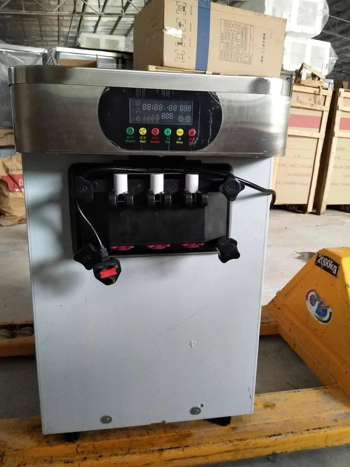 Настольная машина розового цвета для производства мягкого мороженого торговый