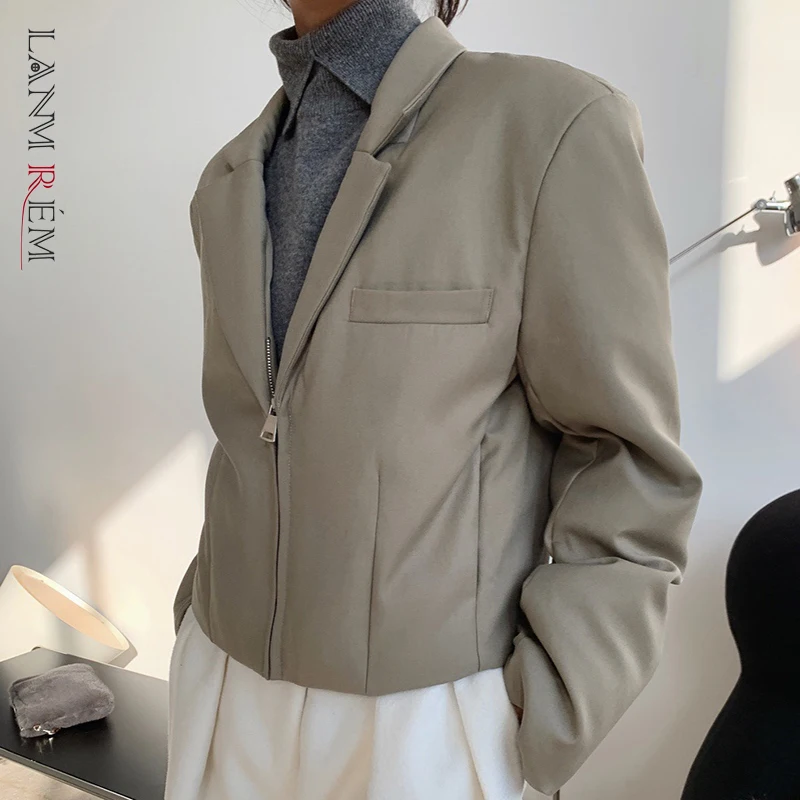 

LANMREM 2022 Autumn Winter New Women Notched Solid Color Short Coat Keep Warm Zipper Jacket Female Fashion Streetwear 2J371