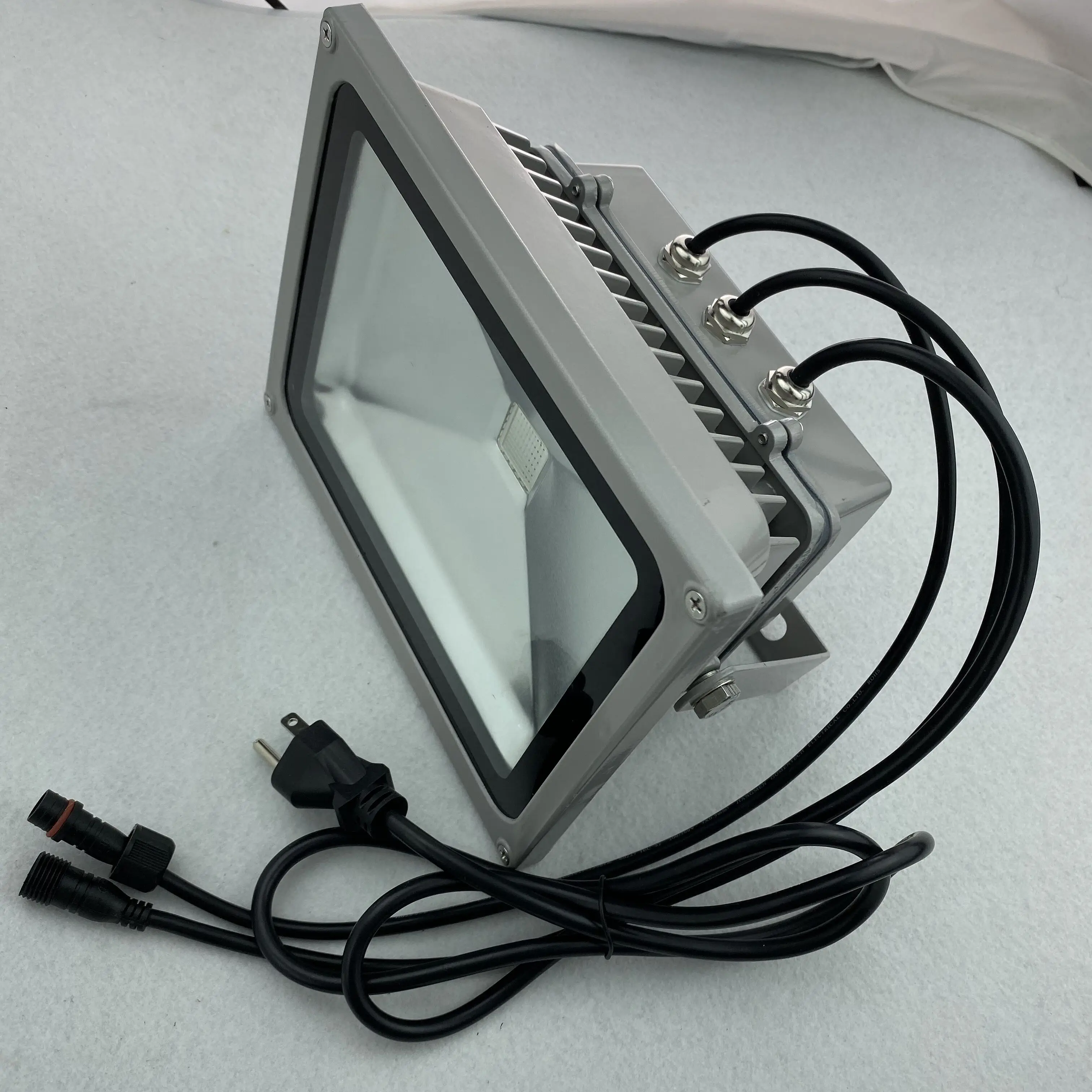 

30W/60W RGB DMX512 flood light,AC85-265V input;controlled by dmx controller directly;IP65 rated