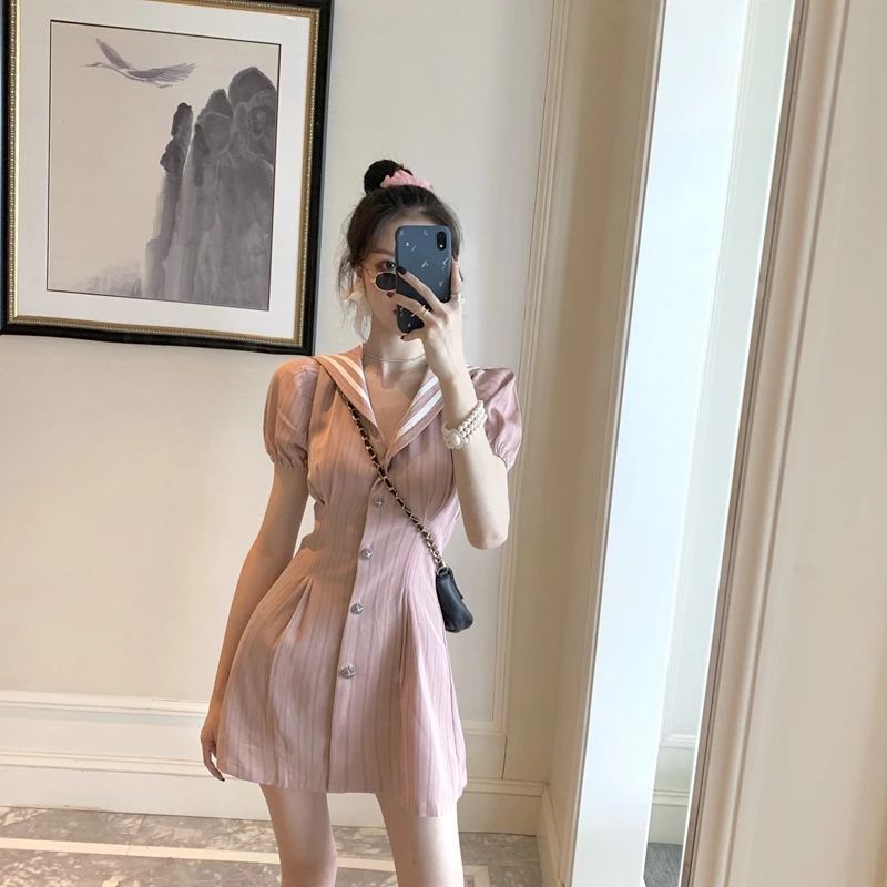 Женское платье с матросским воротником розовое в полоску V образным вырезом и