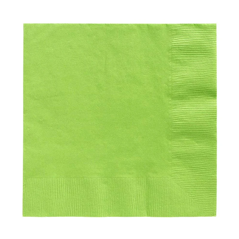 Чистые зеленые одноразовые пластиковые столовые приборы для детской вечеринки