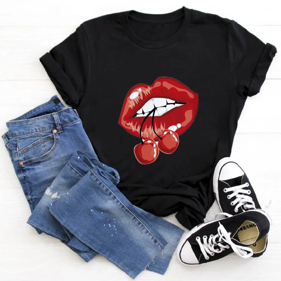 

Футболка женская в стиле 90-х с принтом губ и красного цвета