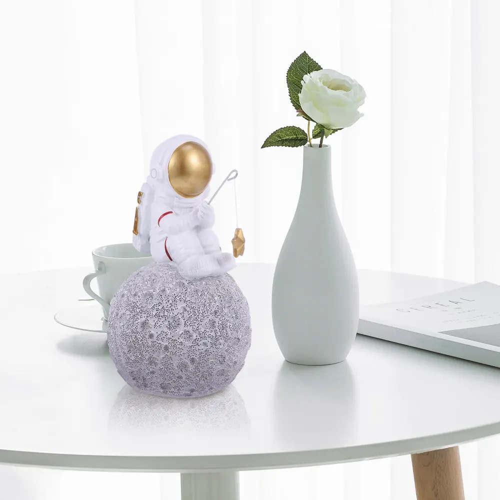 

Astronaut Sculpture with Star Office Household Desktop Tabletop Decor Statue