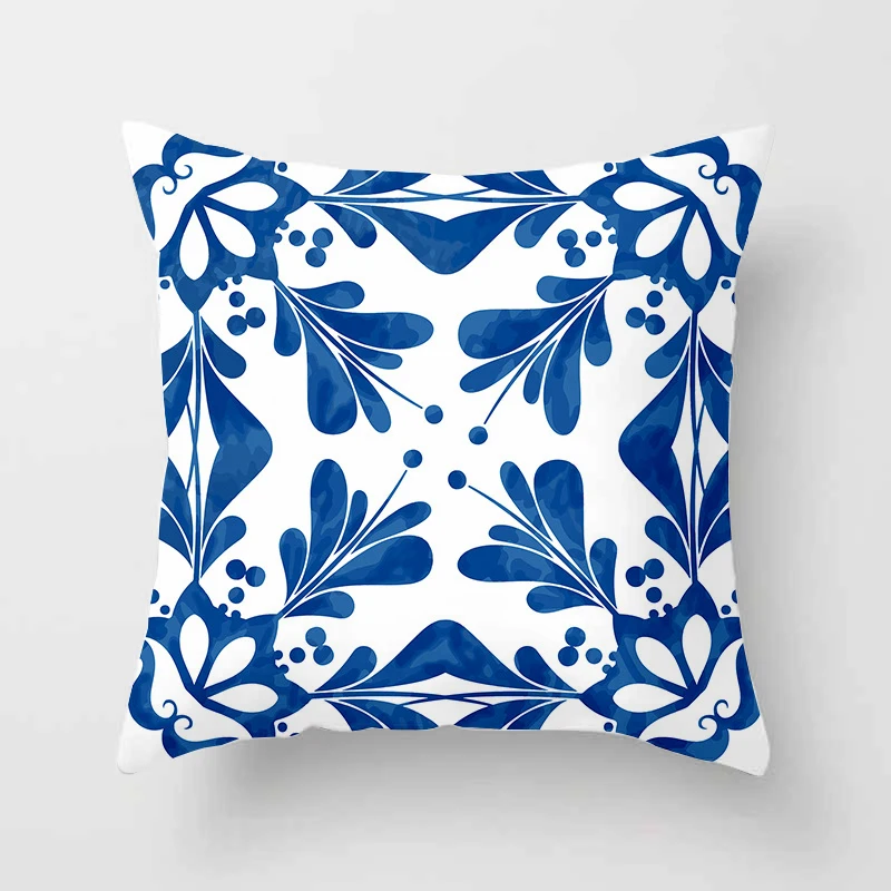 

Декоративные подушки в виде синих цветов, домашний декор