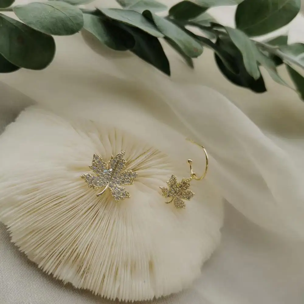 Серьги с кленовыми листьями асимметричные серьги инкрустацией из циркония