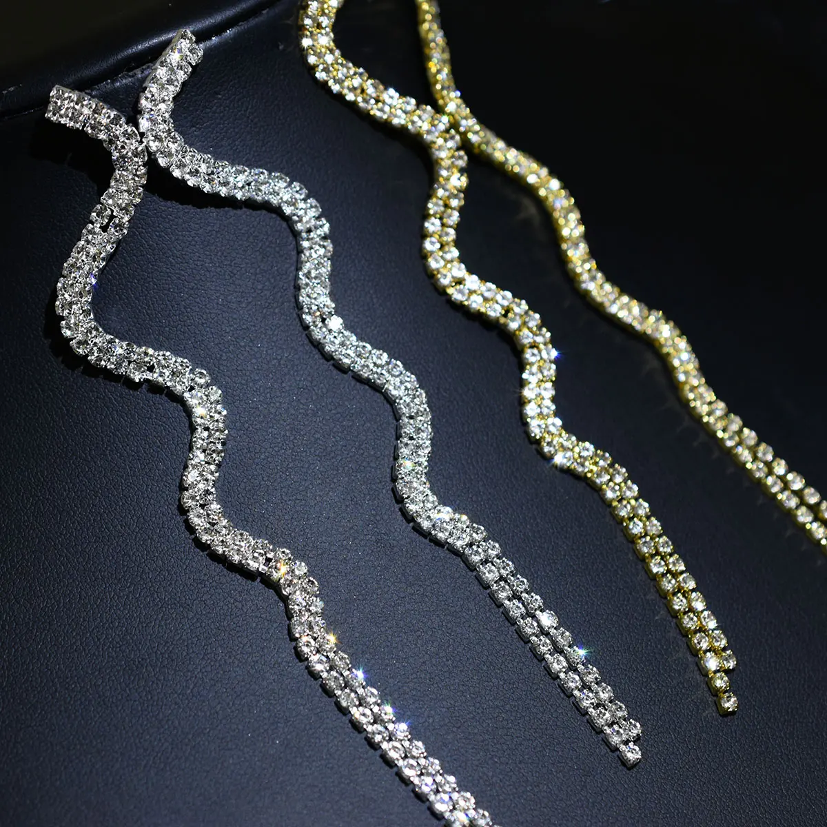 Роскошные блестящие серьги-гвоздики со стразами и кисточками свадебные