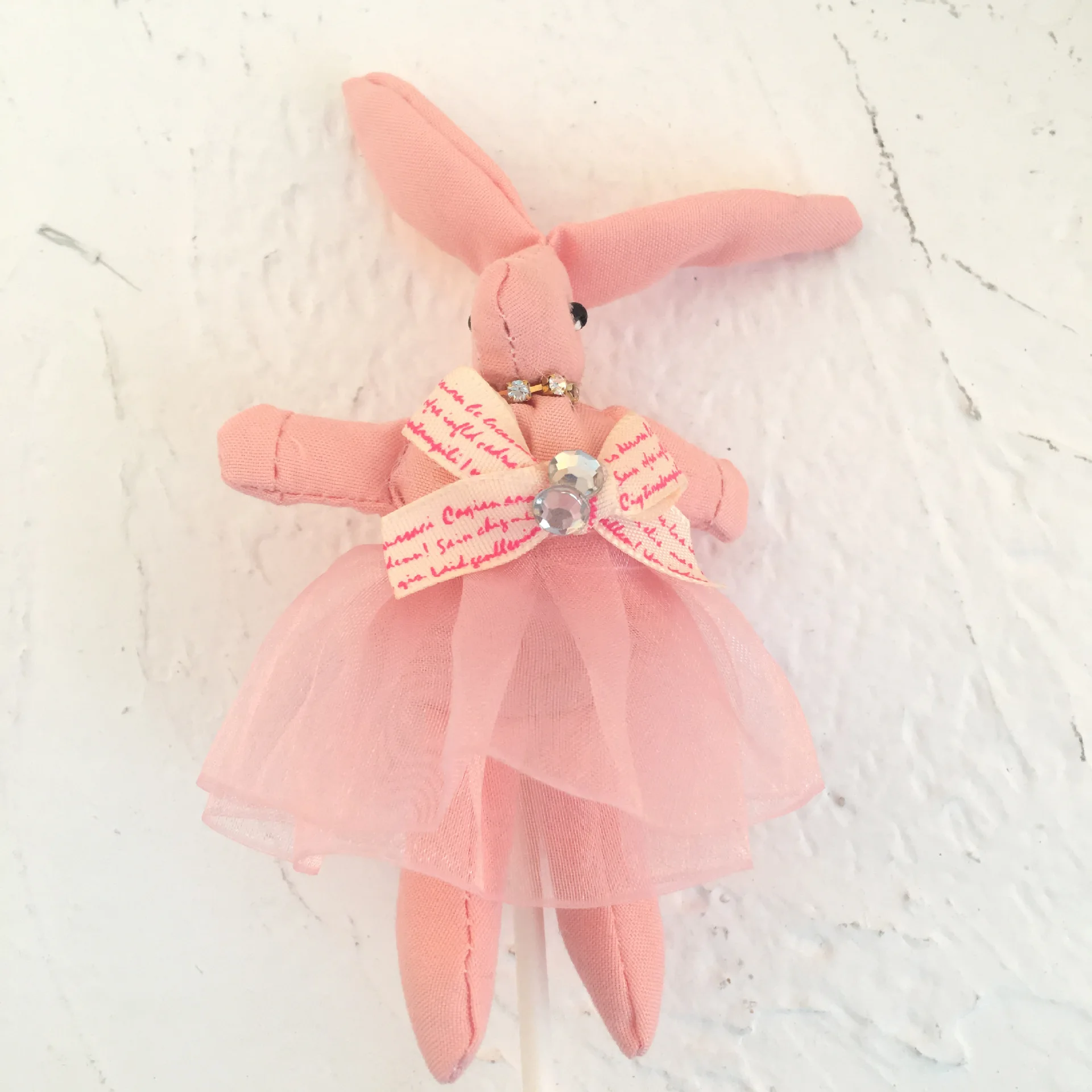 Торт фигурки жениха и невесты С милым бантом меховым помпоном в форме кролика