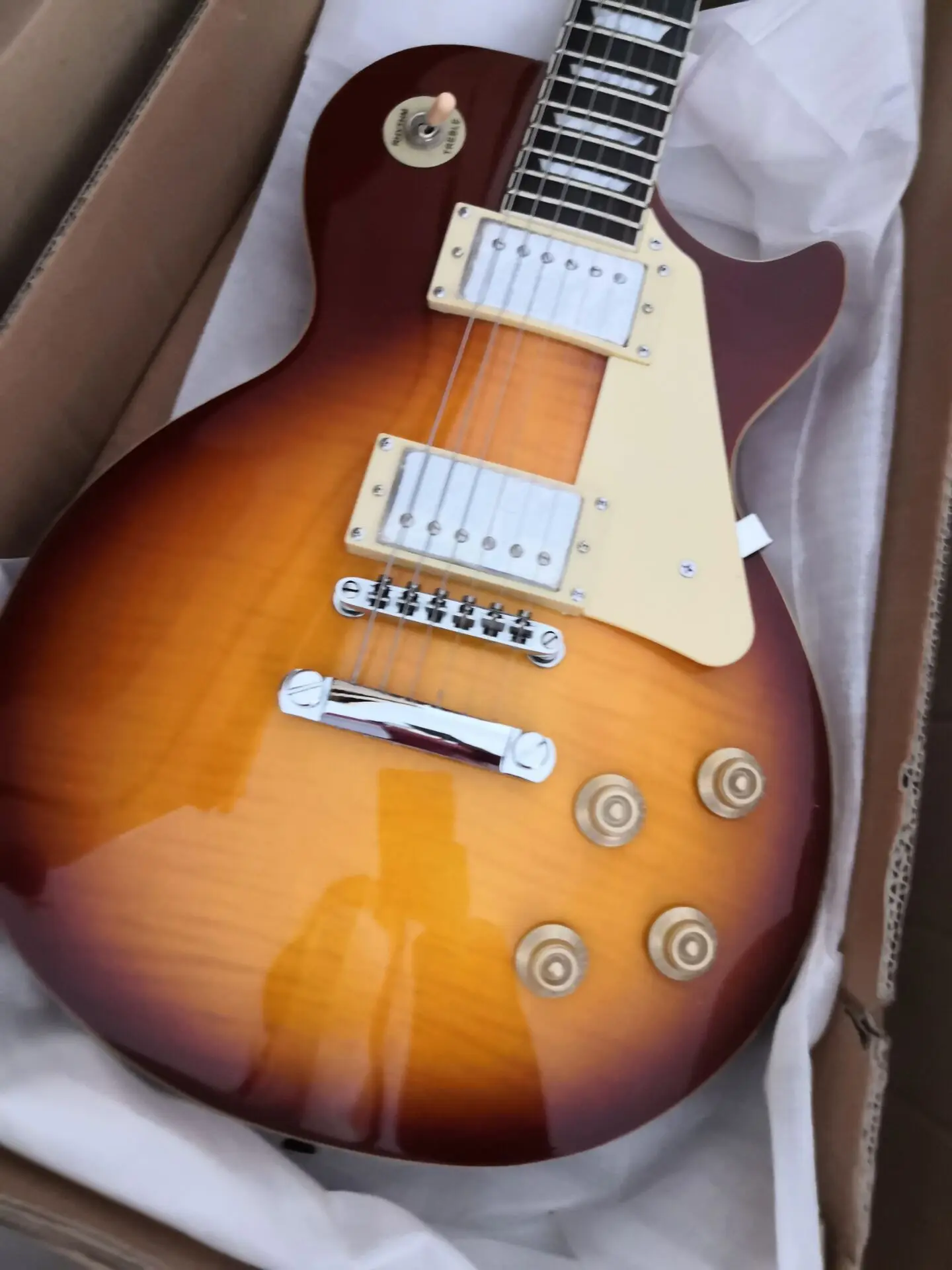 

Бесплатная доставка Новая стандартная гитара под заказ Электрогитара гитара Корпус из красного дерева верхняя гитара