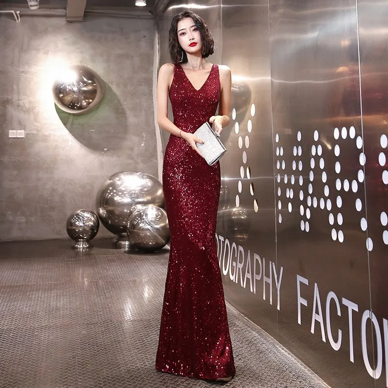 Вечернее платье для девочек до 50 лет бордовое блестящее вечернее без рукавов
