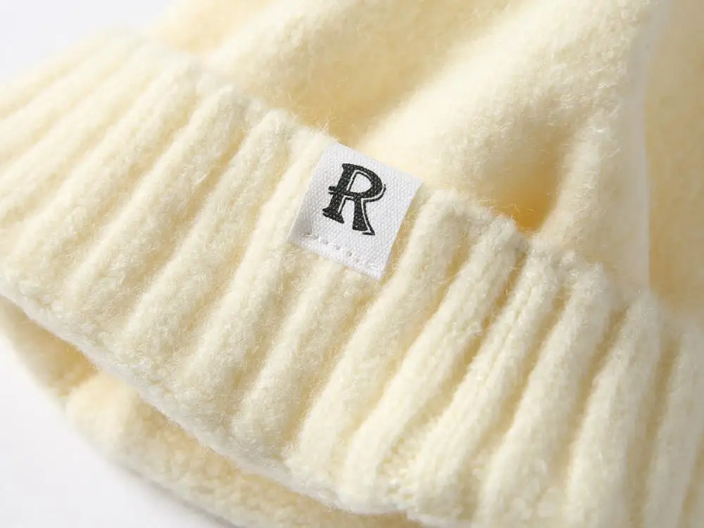 Длинная вязанная зимняя шапка модная крутая женская этикетка для одежды |