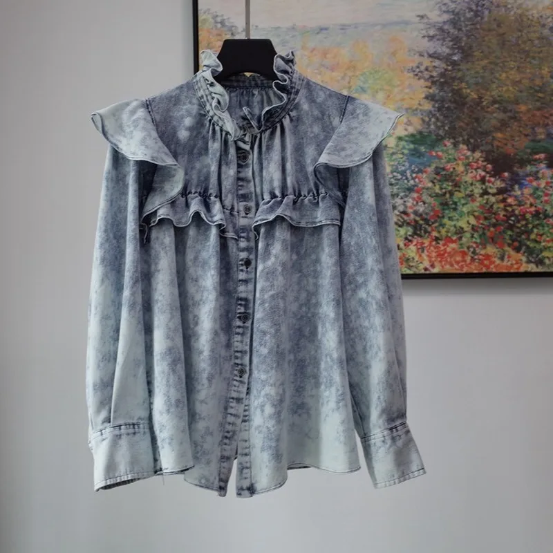 Женская рубашка из мягкой джинсовой ткани с оборками |
