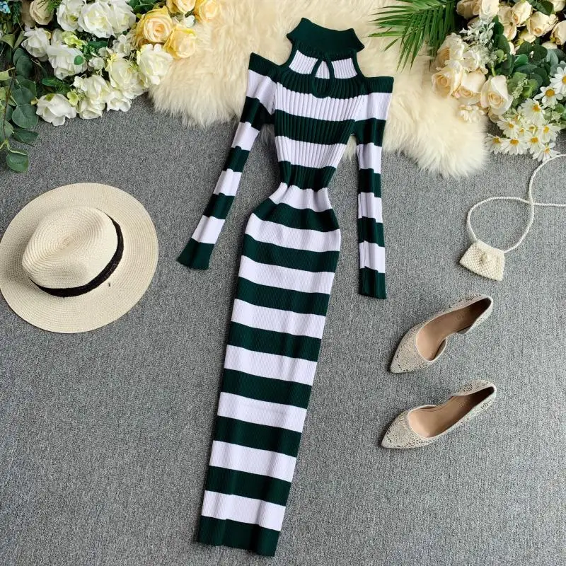 

Женское трикотажное платье-свитер средней длины, с длинным рукавом