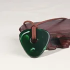 Ожерелье из драгоценного камня с зеленым камнем