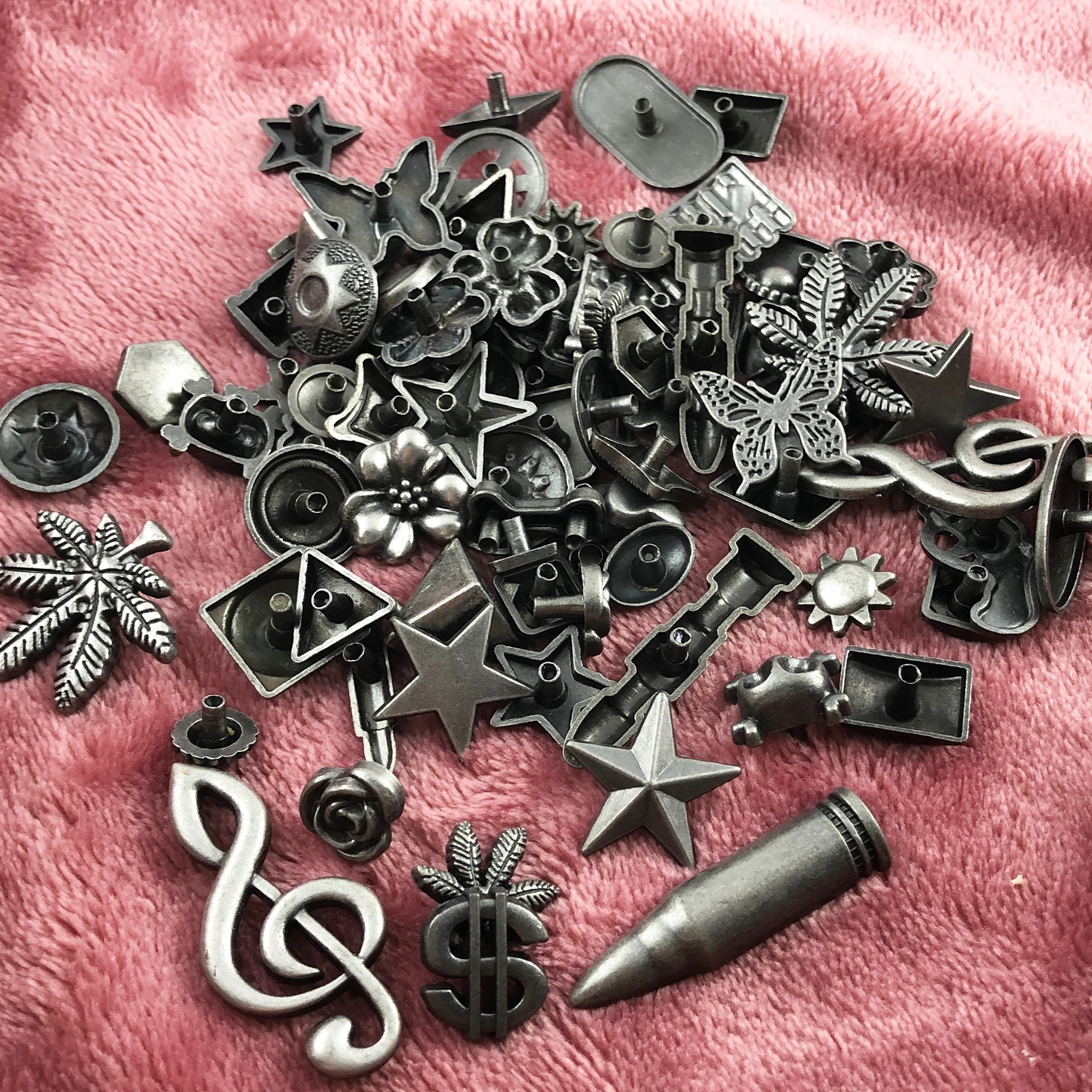 Серьги гвоздики с покрытием из античного серебра в стиле панк заклепки для кожи