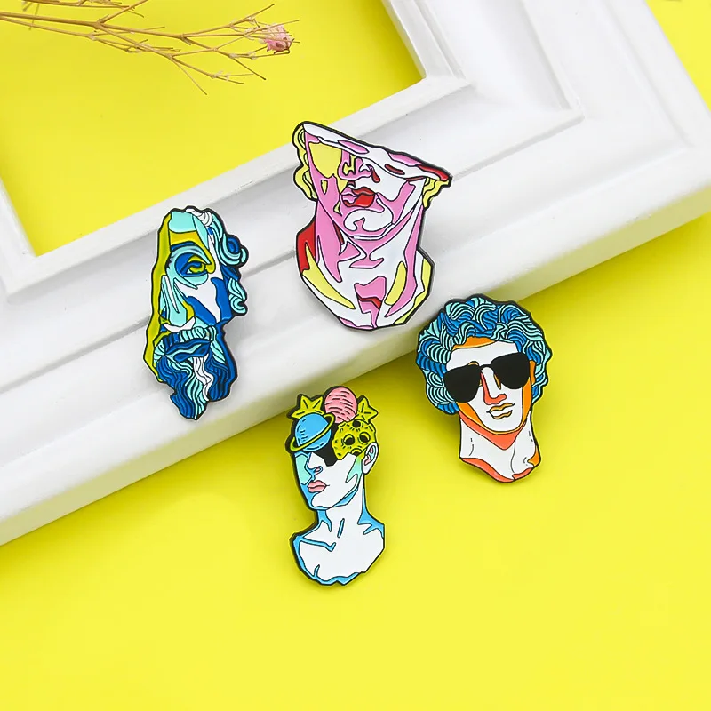 Индивидуальная эмалированная брошь из сплава с абстрактным изображением головы