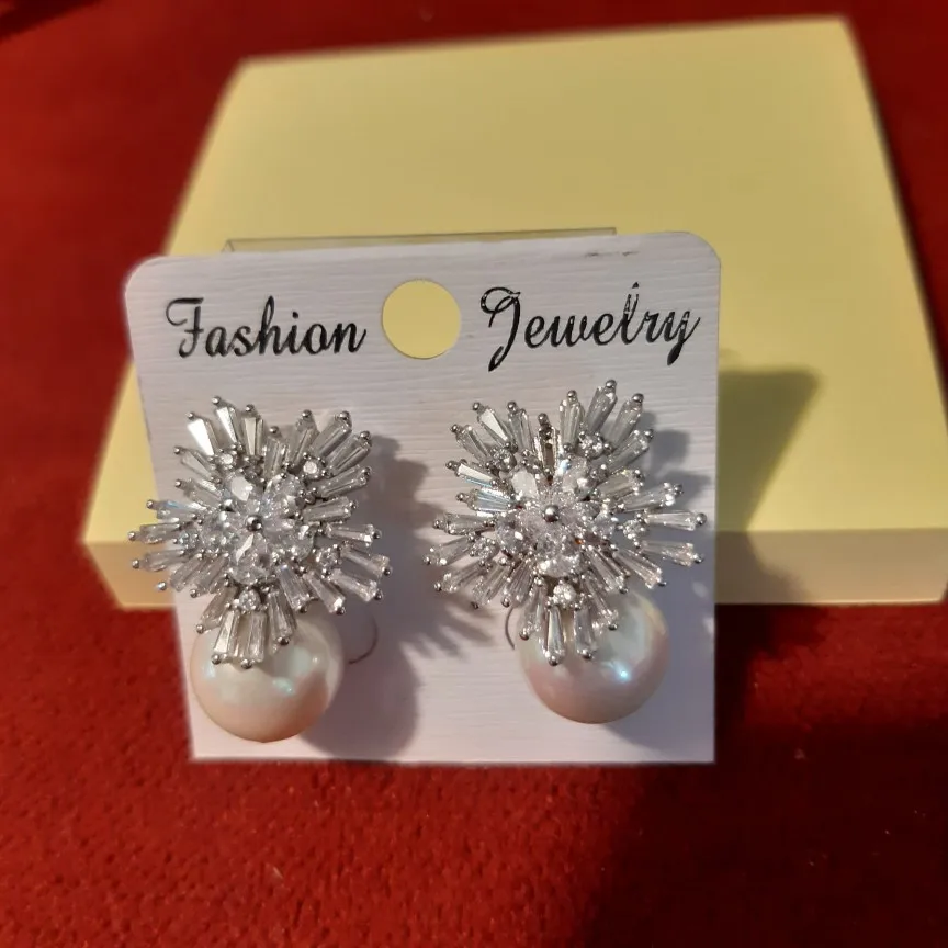 Серьги-гвоздики с кристаллами в виде снежинок | Украшения и аксессуары