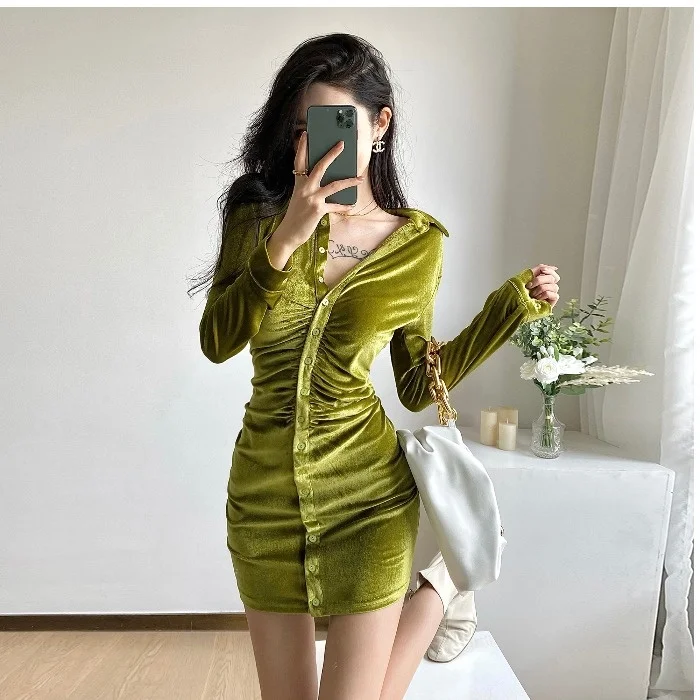 

Женское приталенное бархатное платье с воротником-поло, на весну и осень